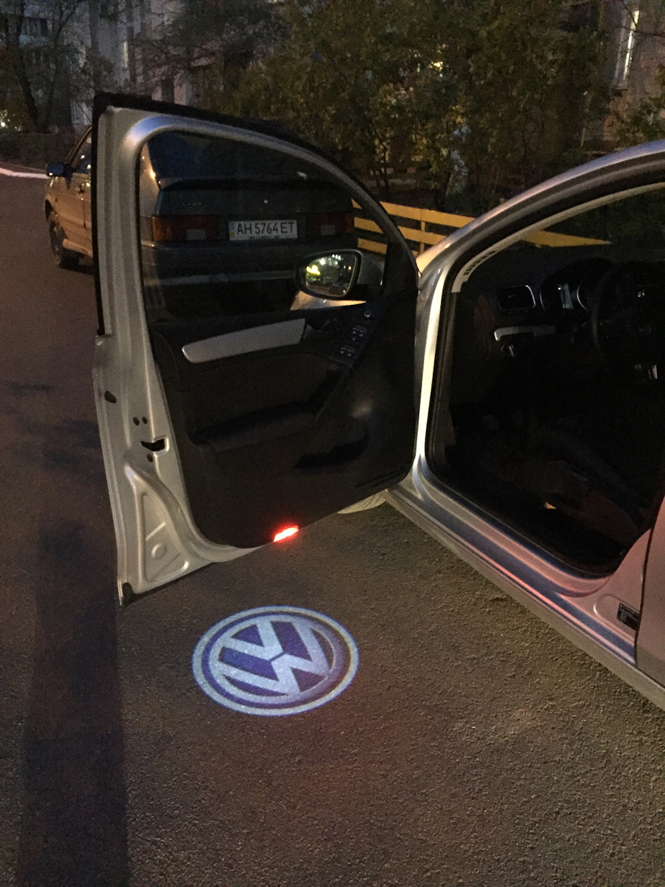 Встановлення підсвічування у двері (логотип VW) 1