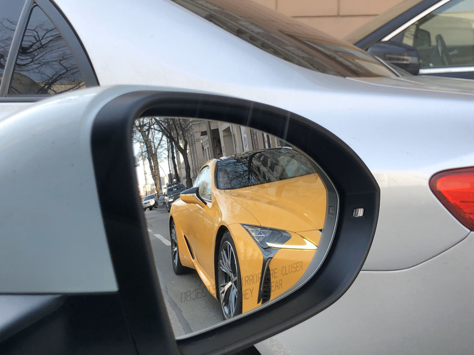 Мийка та фото Лексус LC500H у бічному дзеркалі 2