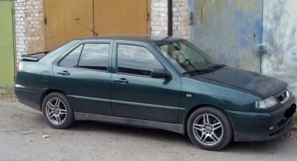 У траві сидів коник Seat Toledo, зелененький він був! 1