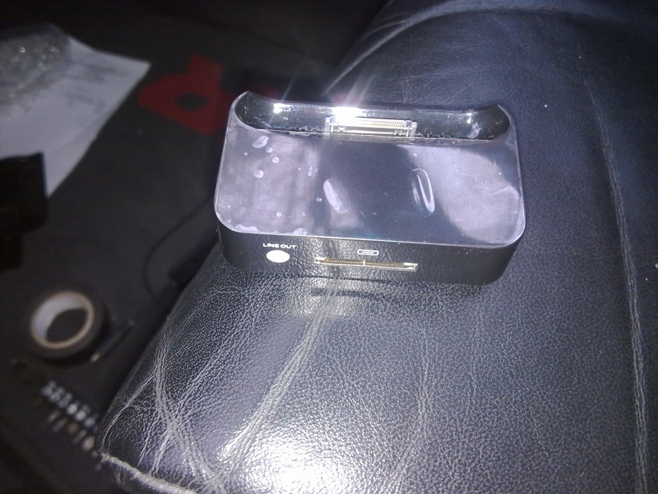 місце під iPod та iPhone 3