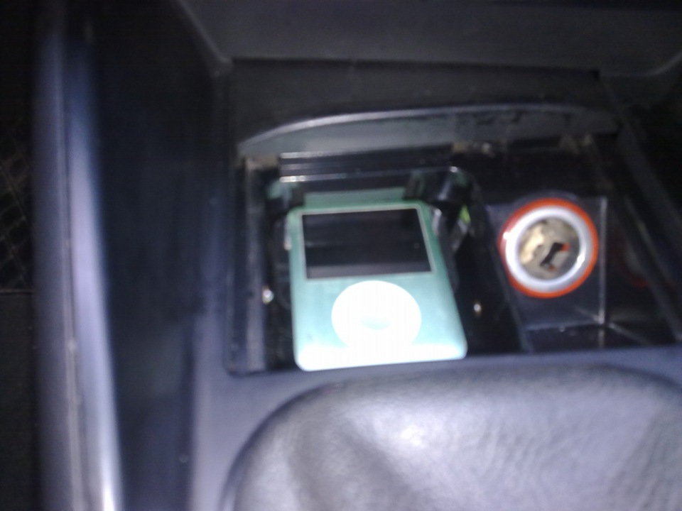 місце під iPod та iPhone 5