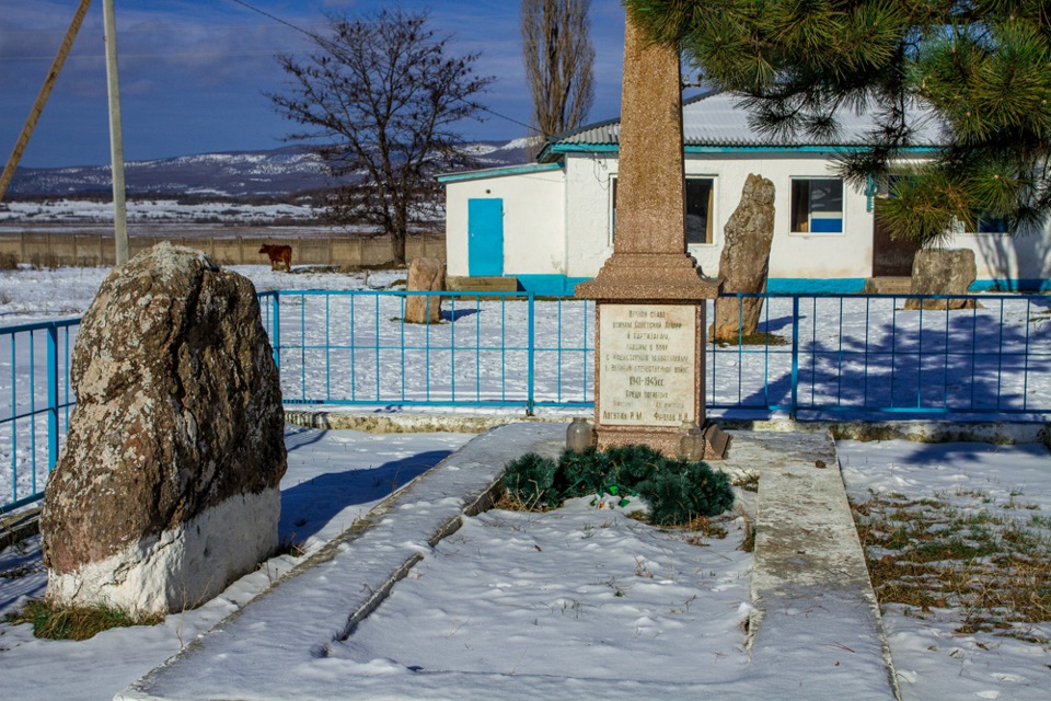 Крим 2013. День 3. Скельські менгіри в селі Джерельне. 1