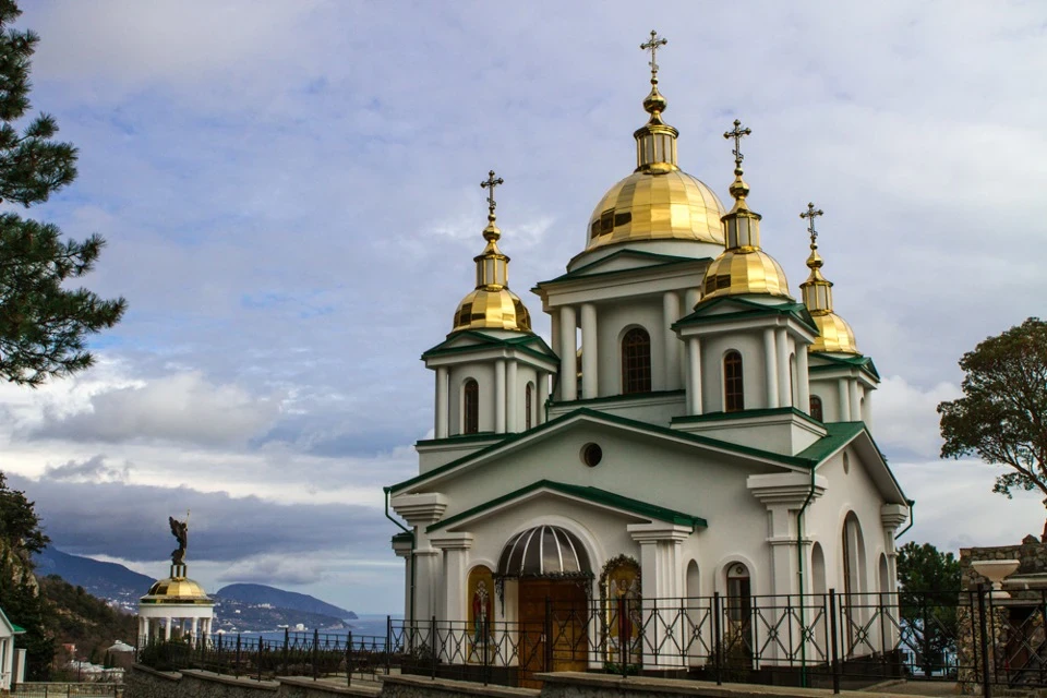 Крим 2013. День 5. Храм Св. Ар. Михайла, Хаджі-Сала, Парк мініатюр у Бахчисараї