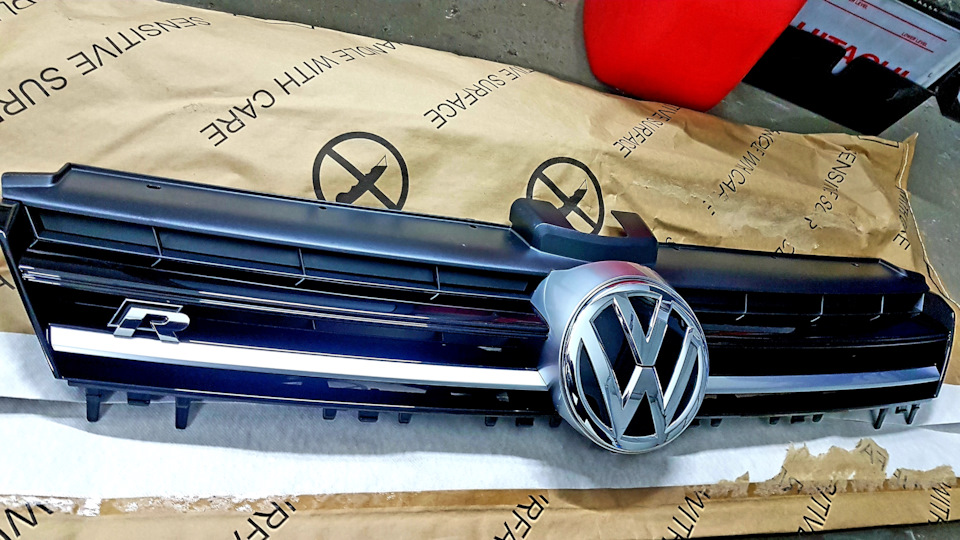 Грати радіатора golf R + шильди R 1
