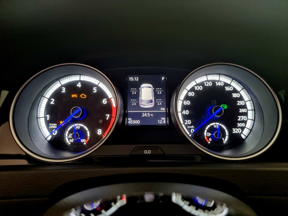 Щиток приладів (приладова панель) golf 7 R 5