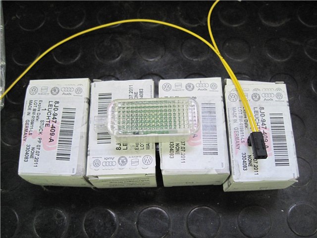 LED-підсвічування ніг передніх та задніх пасажирів. 1