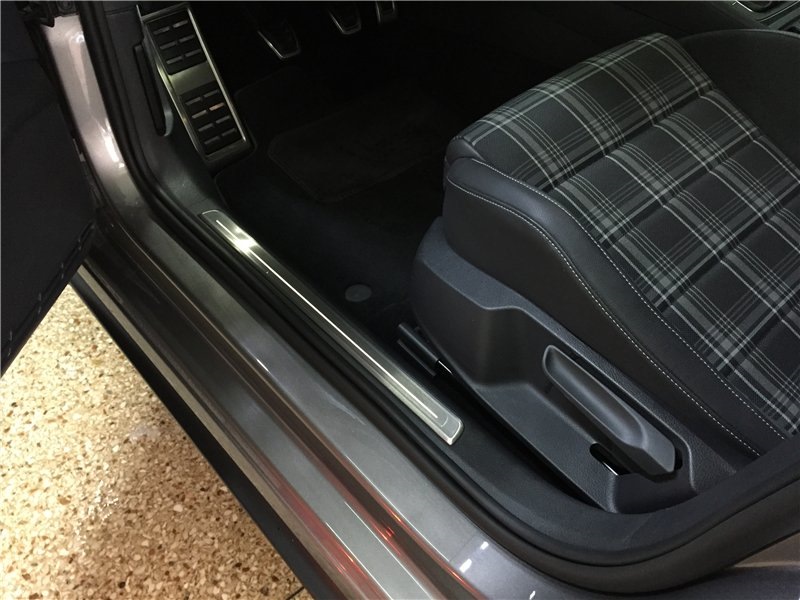 Облицювальні накладки дверних прорізів з підсвічуванням від VW Golf VII GTD. 4