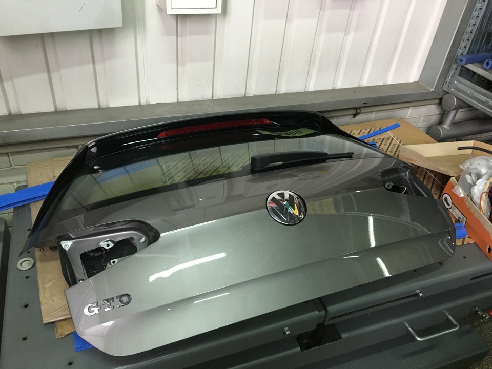 Задня кришка багажника від VW Golf VII GTD. 3