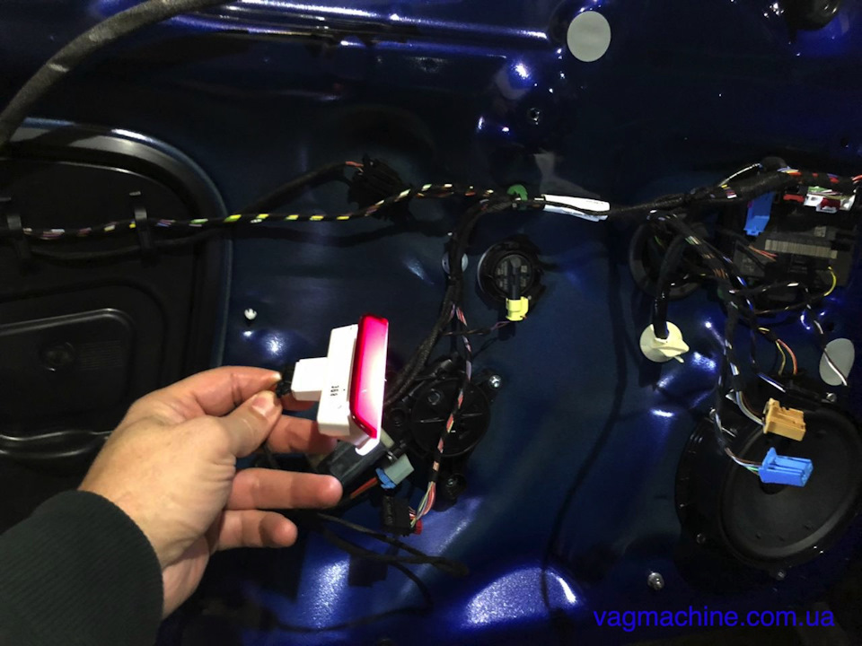 LED- підсвічування дверей і ніг. 4