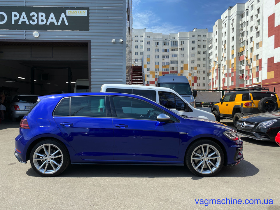 Пластини з лого R з пакета R-Performance. 2