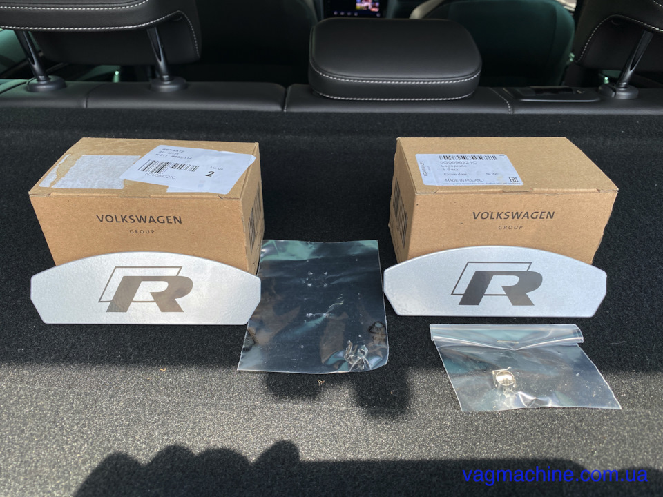 Пластини з лого R з пакета R-Performance. 1