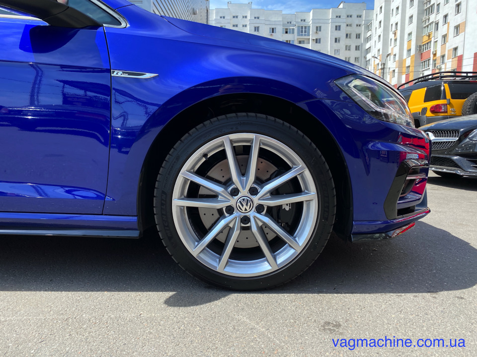 Пластини з лого R з пакета R-Performance. 3