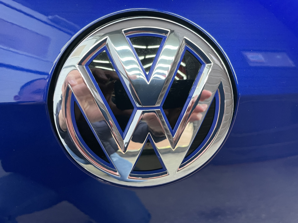 Значок VW від VW Golf 7.5 GTE на задню кришку багажника. 4