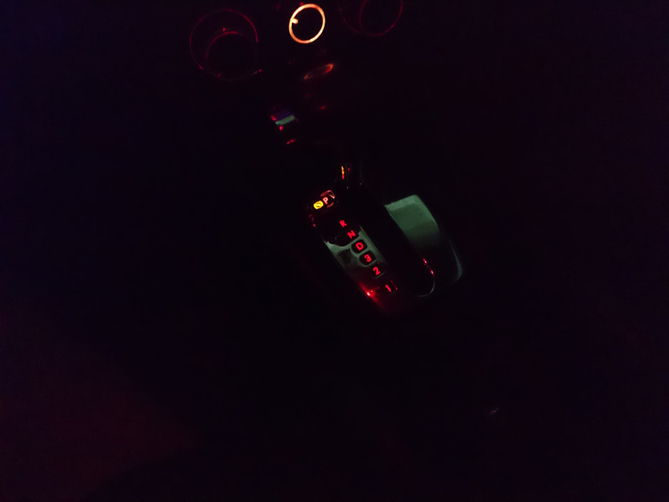 Розетка в багажник та плафон від Passat W8. 4