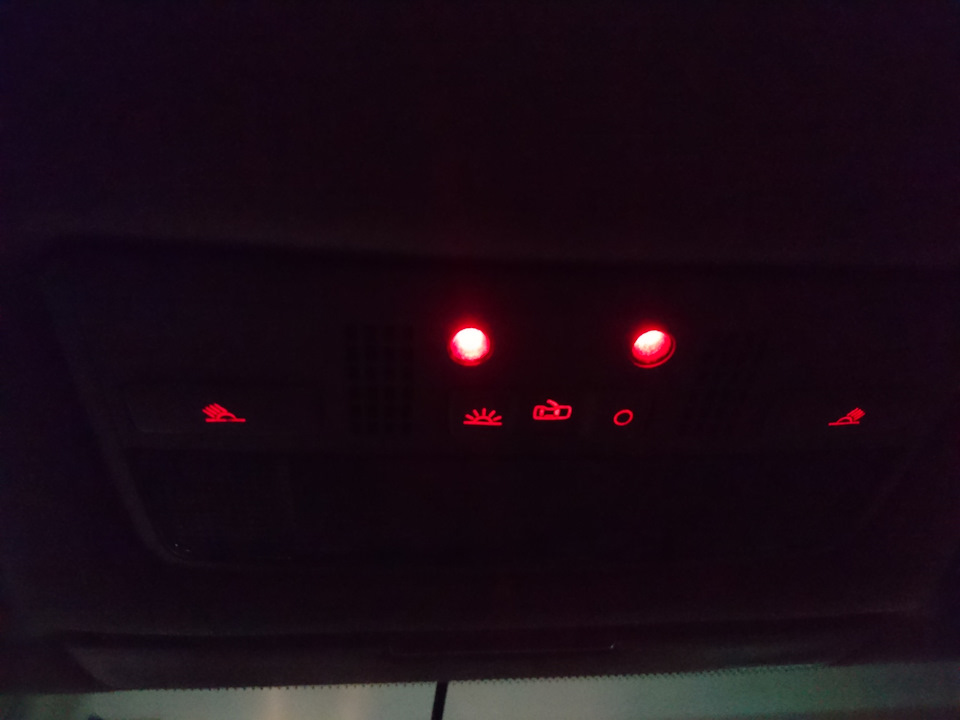 Розетка в багажник та плафон від Passat W8. 3