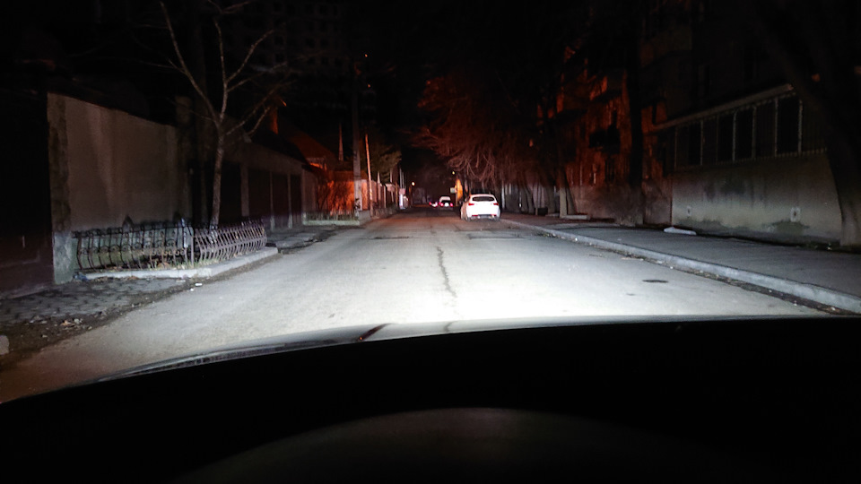 Чи світять LED-лампочки в лінзах? Так. Світло ALED XH7С08 в лінзах HELLA CELIS 3