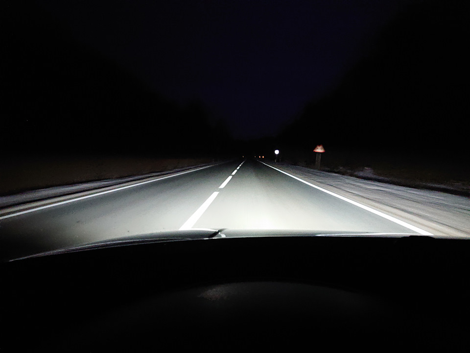 Чи світять LED-лампочки в лінзах? Так. Світло ALED XH7С08 в лінзах HELLA CELIS 4