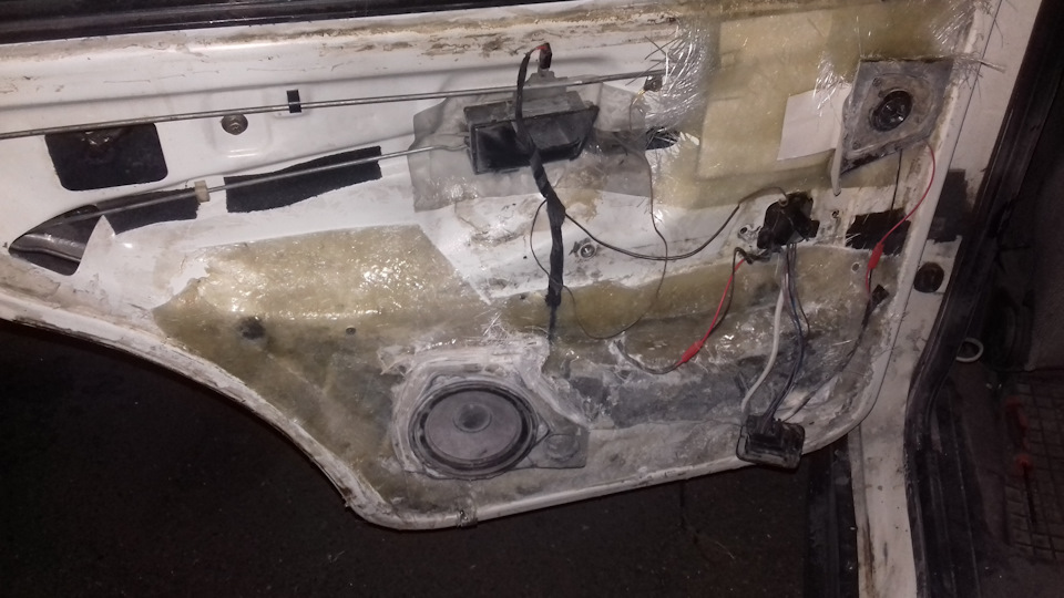 шумка поєднана з плівкою від води та кріпленням аксустики 1