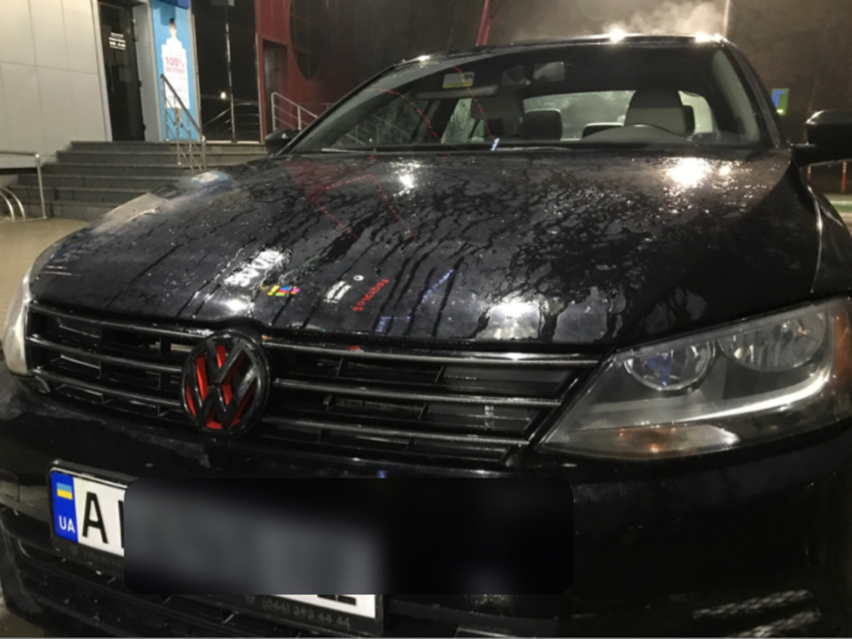 Заміна емблеми Jetta VI 3