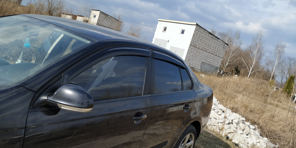 Дефлектори (вітровики) на VW Jetta 2008 3