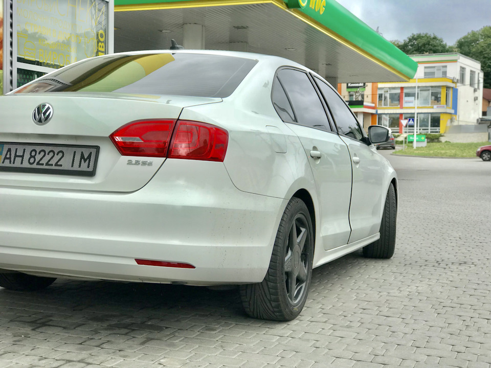 R17 8j et50 235 45 17 Культові AZEV))) 1