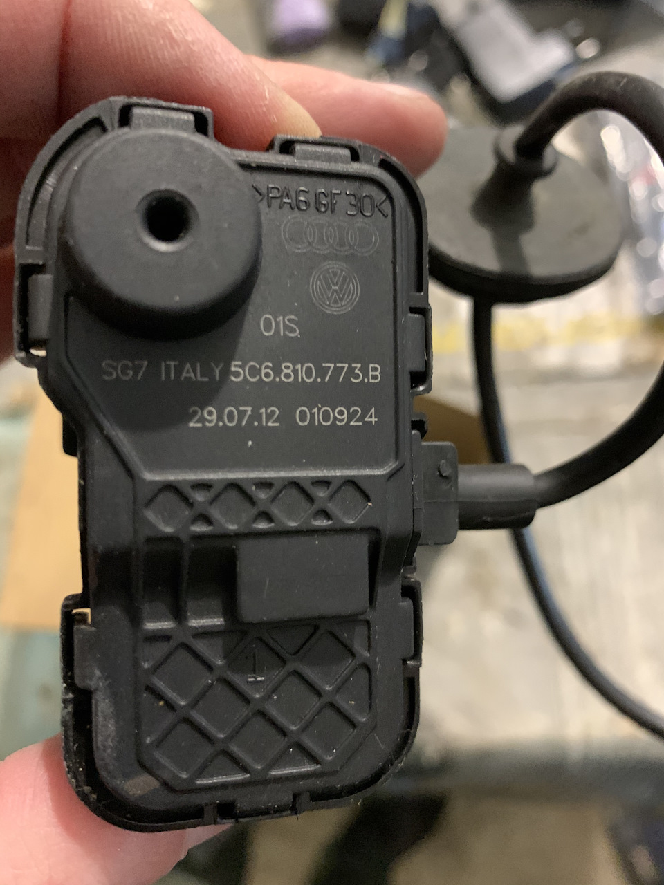 Подарю Моторчик (акуатор) люка бензобака VW JETT деталь 5C6810773В 2