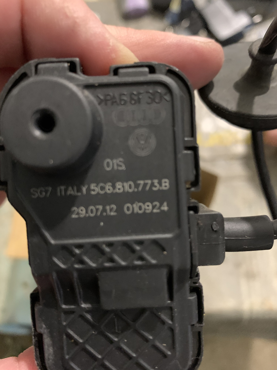 Подарю Моторчик (акуатор) люка бензобака VW JETT деталь 5C6810773В 1