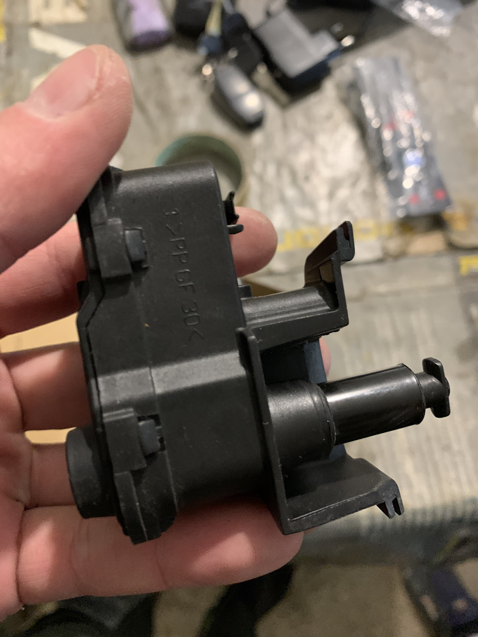 Подарю Моторчик (акуатор) люка бензобака VW JETT деталь 5C6810773В 4