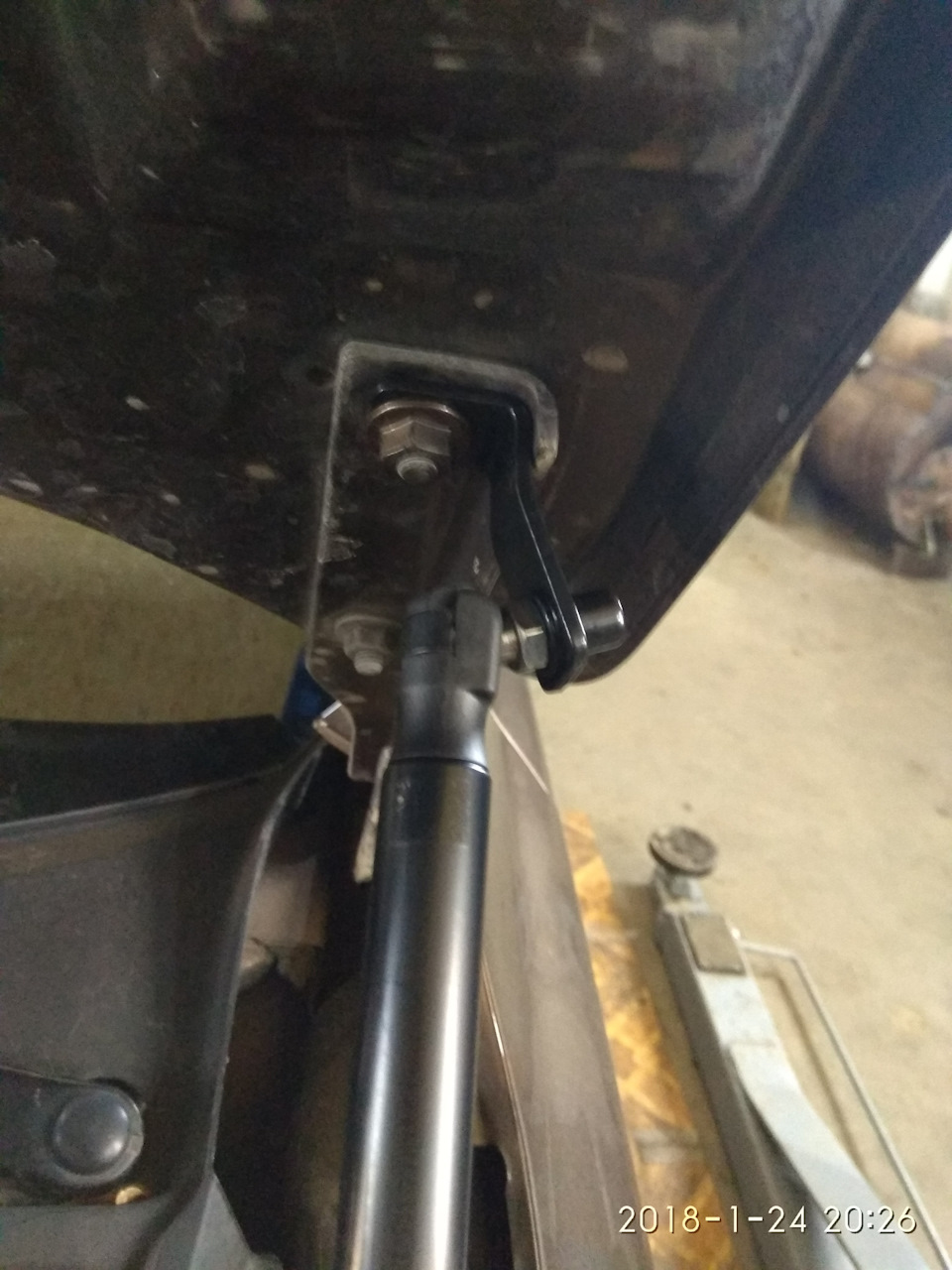 Аморти капота Jetta 6… 3
