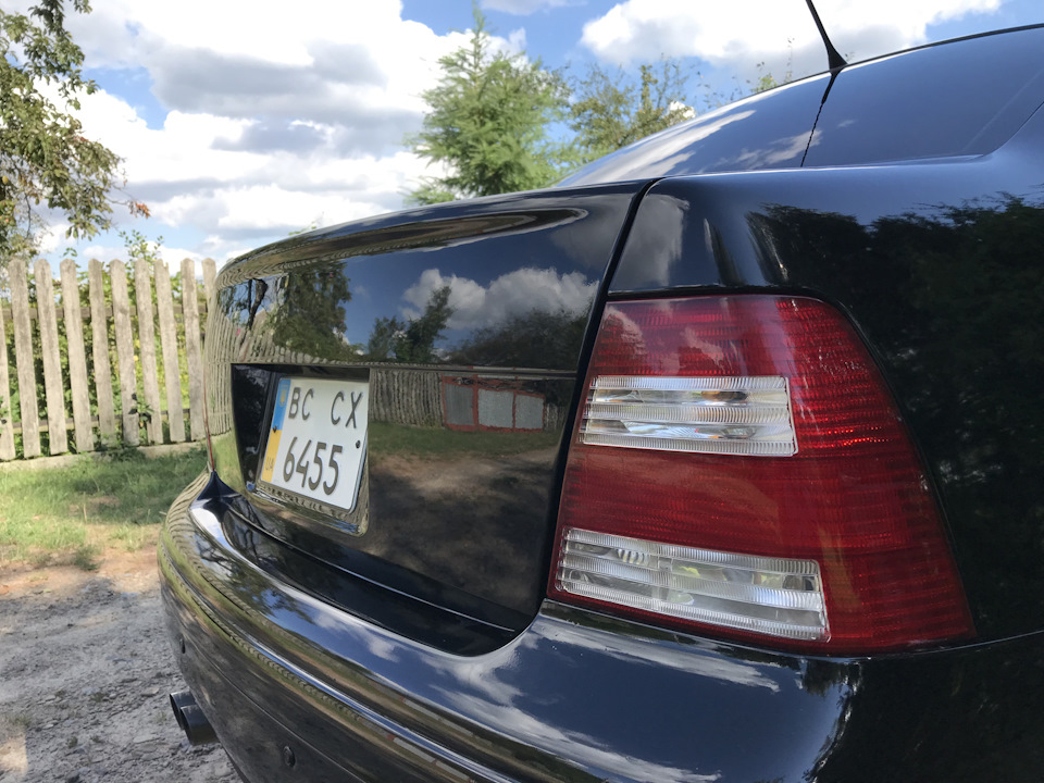 Кришка багажника Jetta GLI } 1