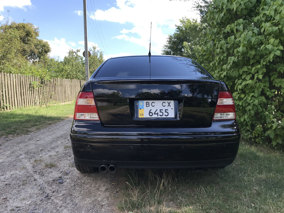 Кришка багажника Jetta GLI } 3