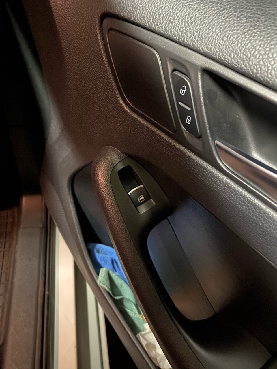 Заміна блоку кнопок склопідйомників, на кнопки з Jetta 6 Hybrid 5