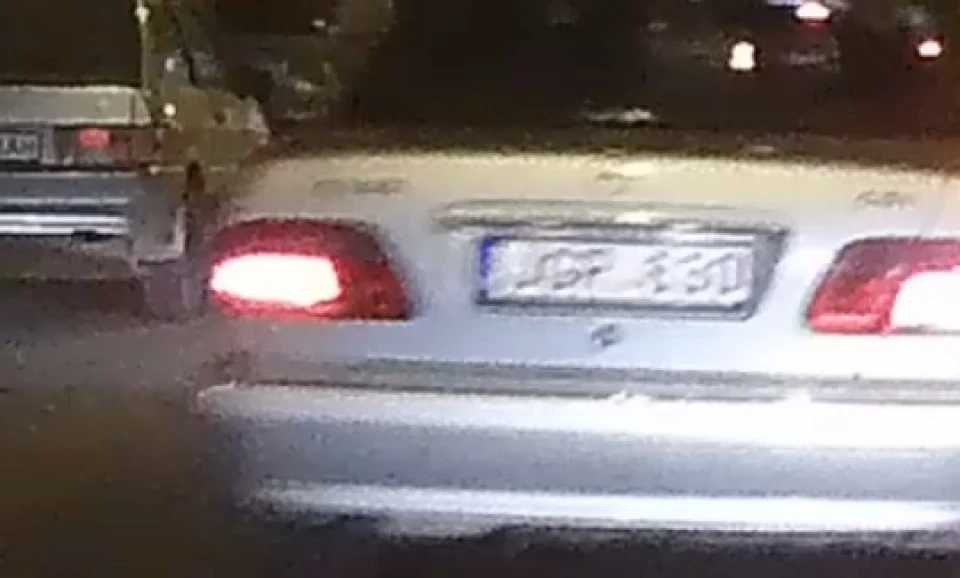 Допоможіть знайти Mercedes E-клас колір сірий металік держ номер JGP 630