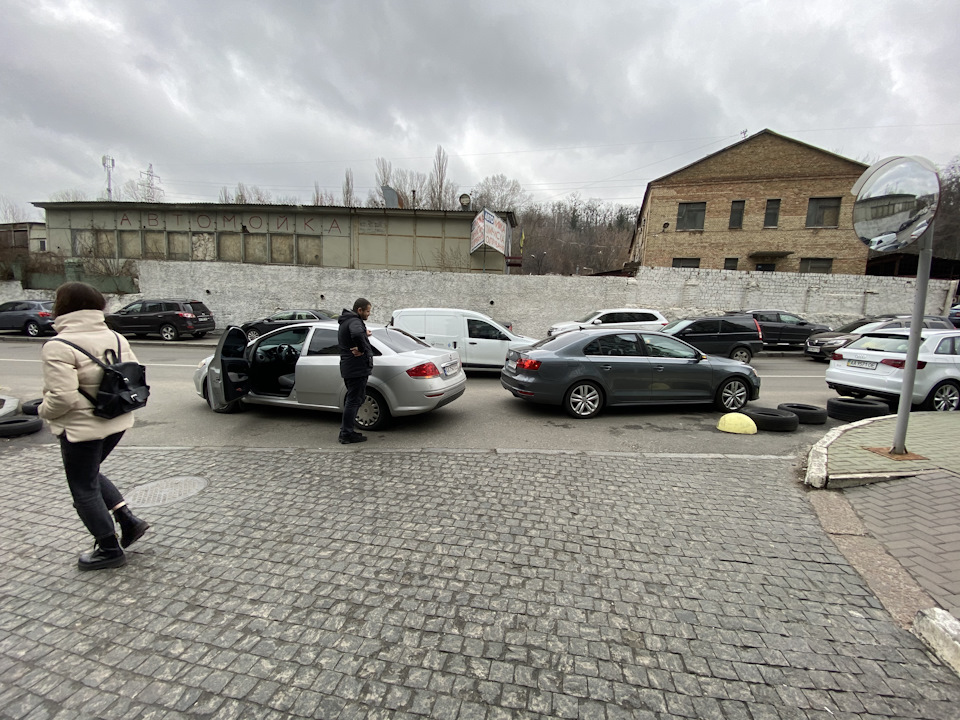 Ще тиждень не накотив, а вже цокнули бампер 😒 1