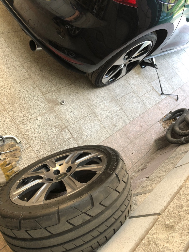 Кування кинув у GTI, а GLI нарядив у VW Austin 18 1