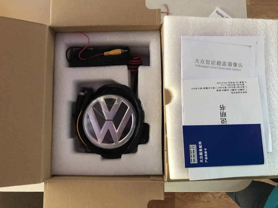 Камера заднього виду на значку VW 4