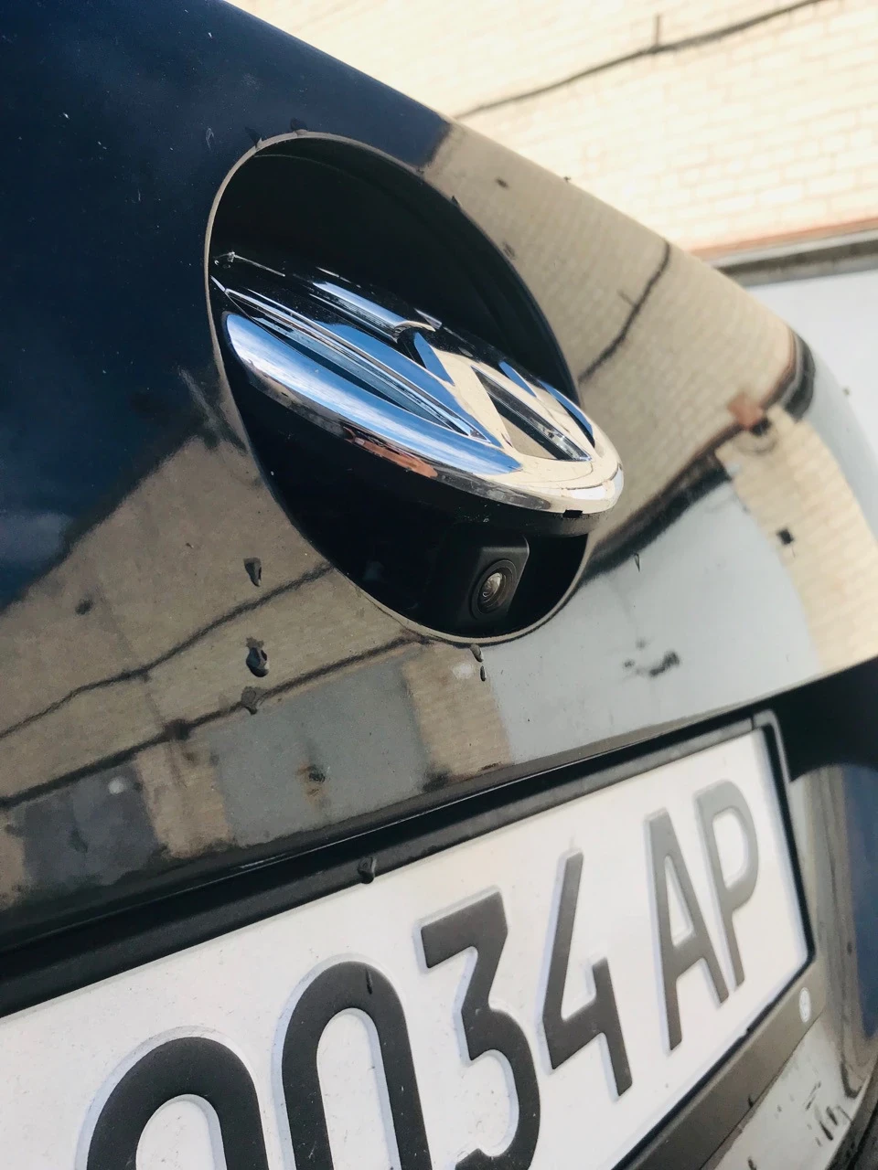 Камера заднього виду на значку VW