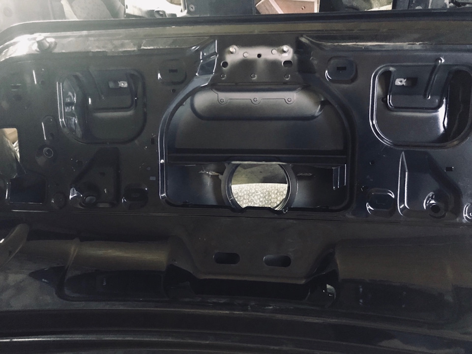 Камера заднього виду на значку VW 3