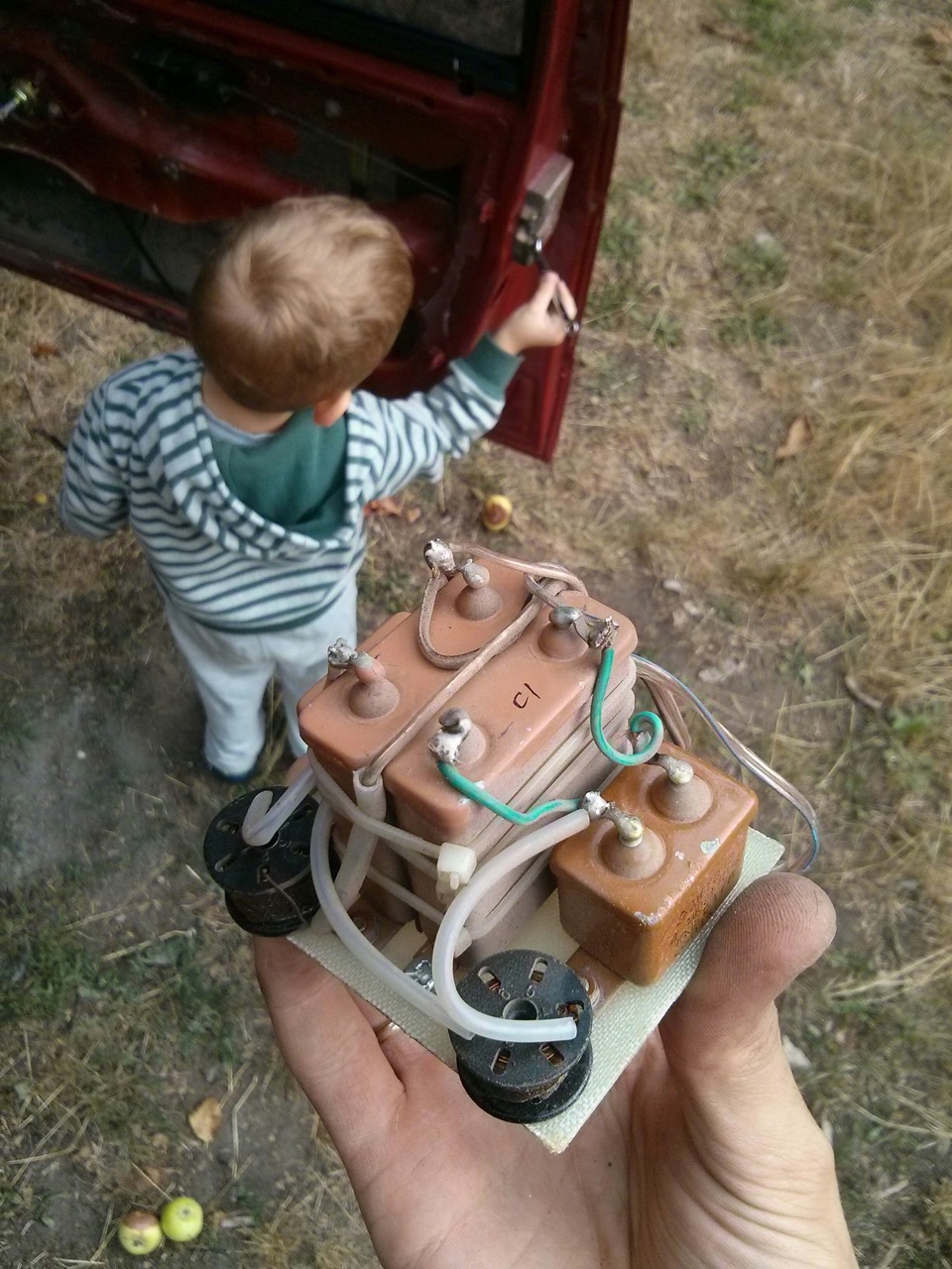 Конденсатор, фільтр? =) 3