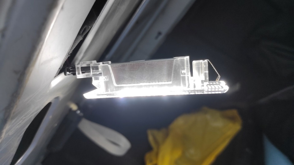 №38. Кришка бачка омивача від Октавії та LED в багажник 5