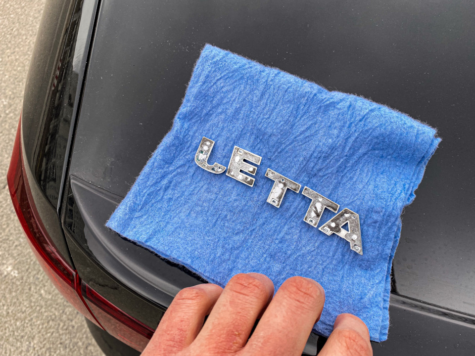 Видалення шильда JETTA на кришці багажника. До/після. Jetta 6 4