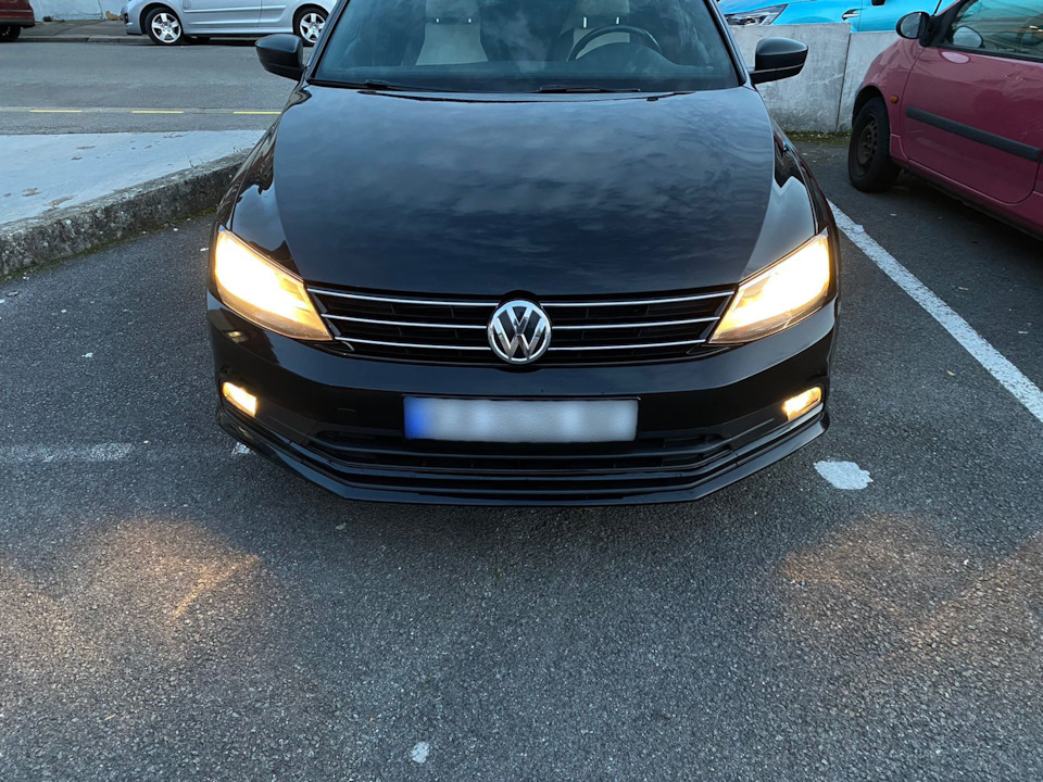 Заміна лампи в передній фарі. Jetta 6 3