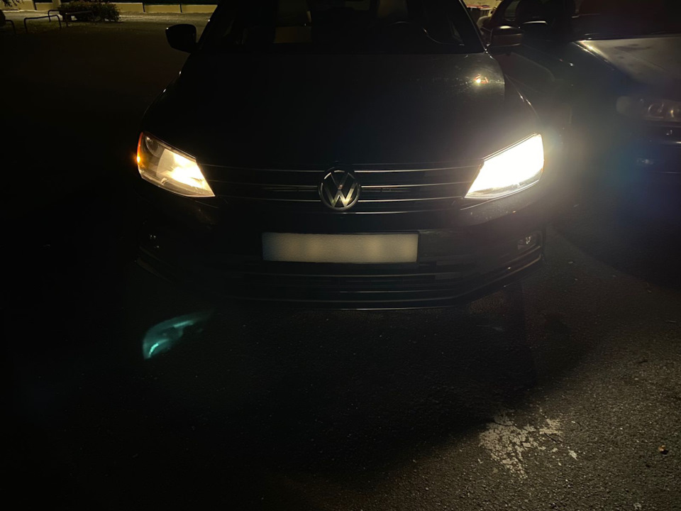 Заміна лампи в передній фарі. Jetta 6 2
