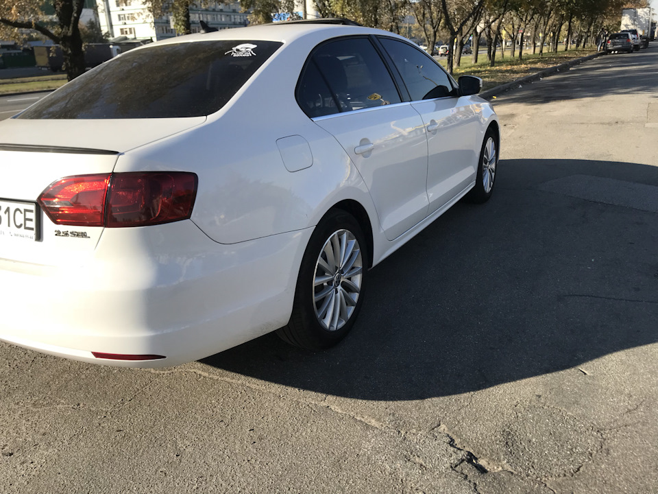 Попрощався з білявкою черговою. 1