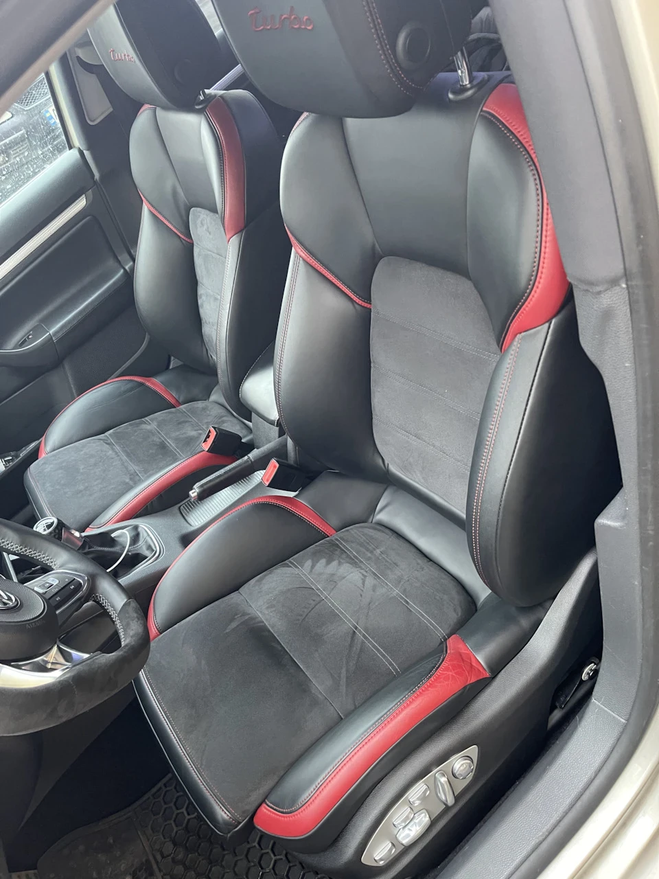Фінал встановлення передніх сидінь Porsche Macan у VW Jetta V