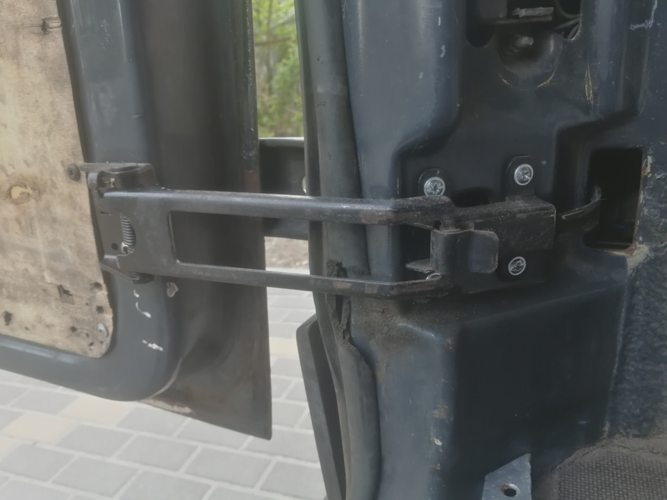 Обмежувачі задніх дверей 1