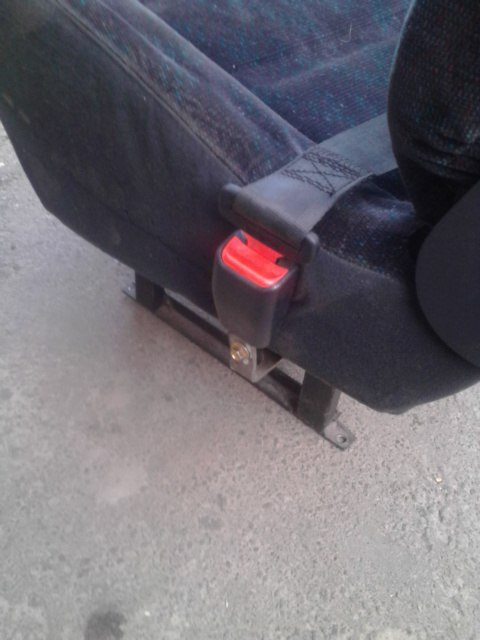 Установив ремні безпекии 4