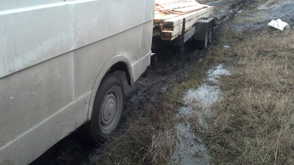 LT з автовозом по болоті