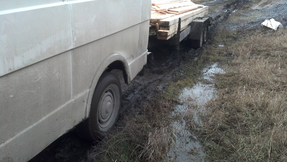 LT з автовозом по болоті 1