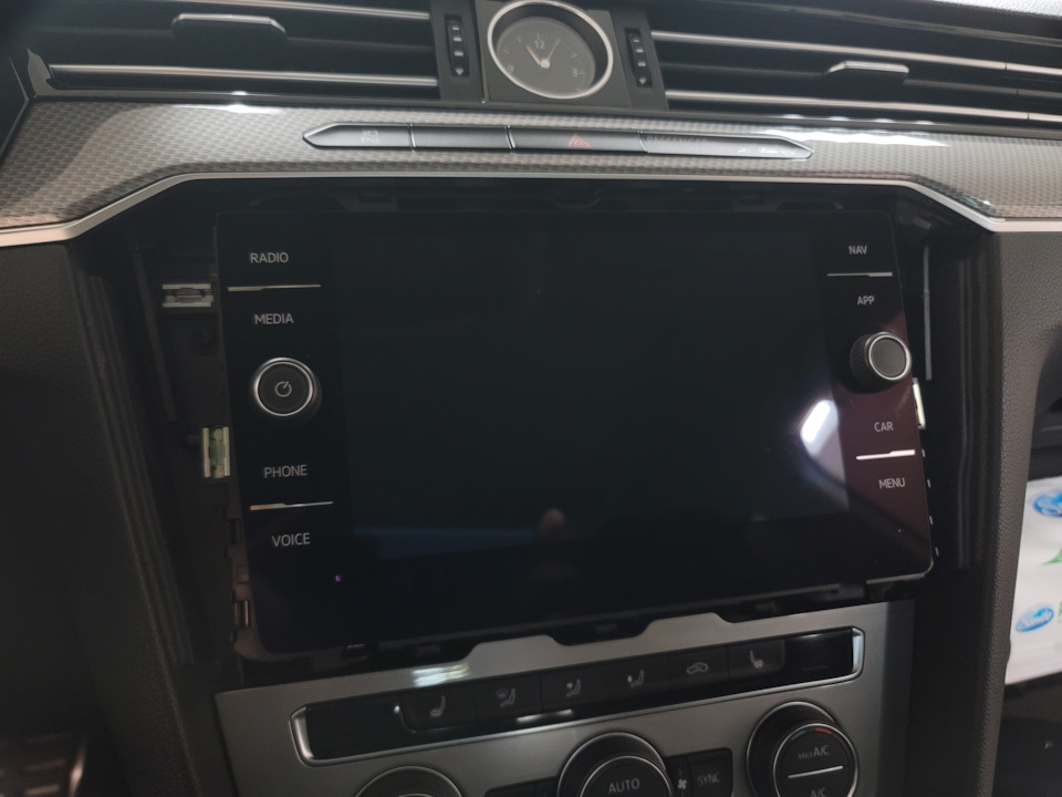 Discover Pro MIB2.5 та чорний декор центральної консолі в VW Passat B8 Alltrack 5